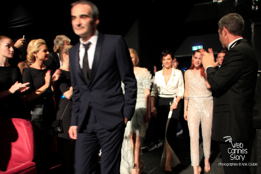  Kristen Stewart, en compagnie de  Chloë Moretz,  Juliette Binoche et Olivier Assayas, lors de la présentation du film «Sils Maria» d’Olivier Assayas - Festival de Cannes 2014 - Photo © Anik COUBLE 