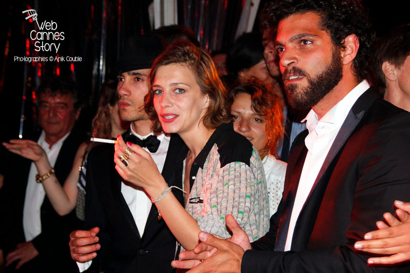 Céline Sallette, entourée de Vincent Heneine et Rachid Yous, lors de la soirée du film «Géronimo» de Tony Gatlif - Festival de Cannes 2014 - Photo © Anik COUBLE