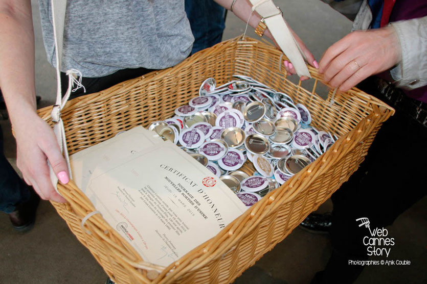 Tournage du remake de " Sortie d'Usine " à l' Institut Lumière, pour célébrer les 120 ans du Cinéma, ici, les certificats d'honneur et les badges remis aux 3 000 paticipants  - Lyon - 19 mars 2015 - Photo © Anik COUBLE