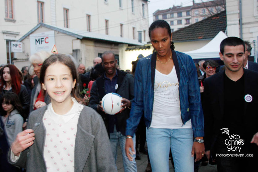 Tournage du remake de " Sortie d'Usine " à l' Institut Lumière, pour célébrer les 120 ans du Cinéma, ici, la talentueuse footballeuse Wendie Renard, capitaine de l'équipe de France, accompagnée de Yann Cucherat - Lyon - 19 mars 2015 - Photo © Anik COUBLE