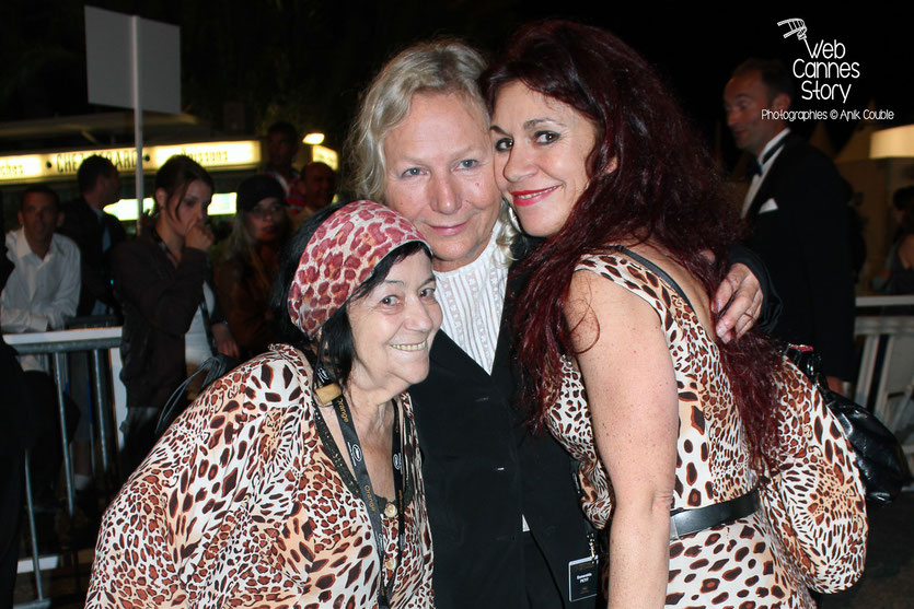 Agnès B, en compagnie de Pascaline et  Esméralda, les célèbres femmes panthères - Festival de Cannes 2011 - Photo © Anik Couble