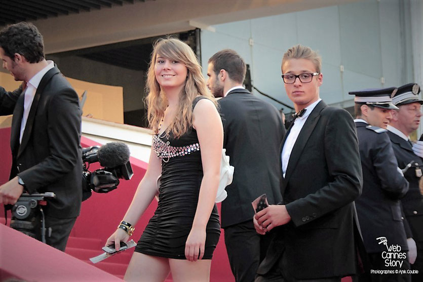  Première montée de marches pour Jessica Claude, une jeune lycéenne lyonnaise - Festival de Cannes 2012 - Photo  © Anik Couble