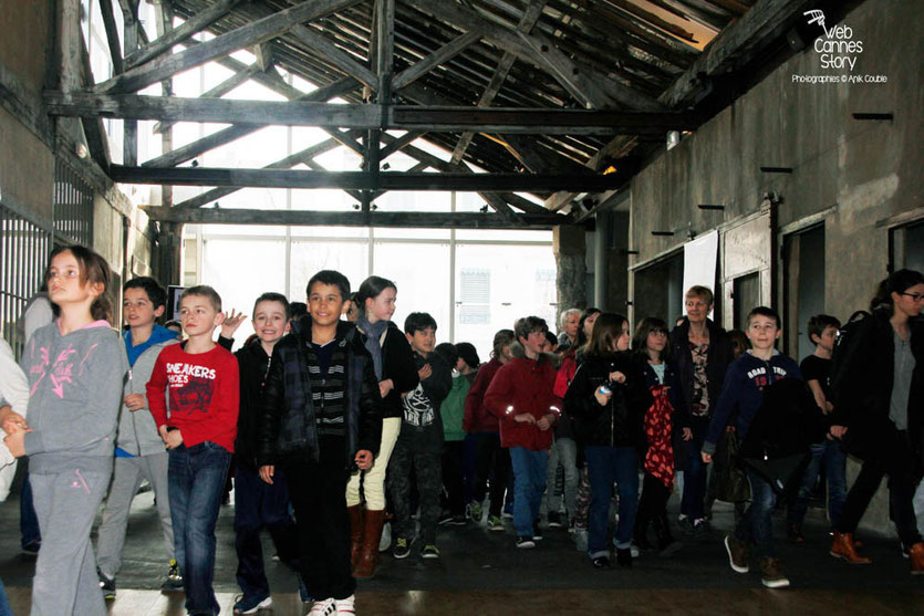 Tournage du remake de " Sortie d'Usine " à l' Institut Lumière, pour célébrer les 120 ans du Cinéma, ici, les scolaires lyonnais - Lyon - 19 mars 2015 - Photo © Anik COUBLE