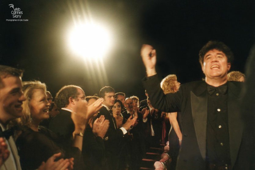 Pedro Almodovar,  lors de la projection de son  film  " Tout sur ma mère " - Festival de Cannes - 1999 - Photo © Anik Couble 