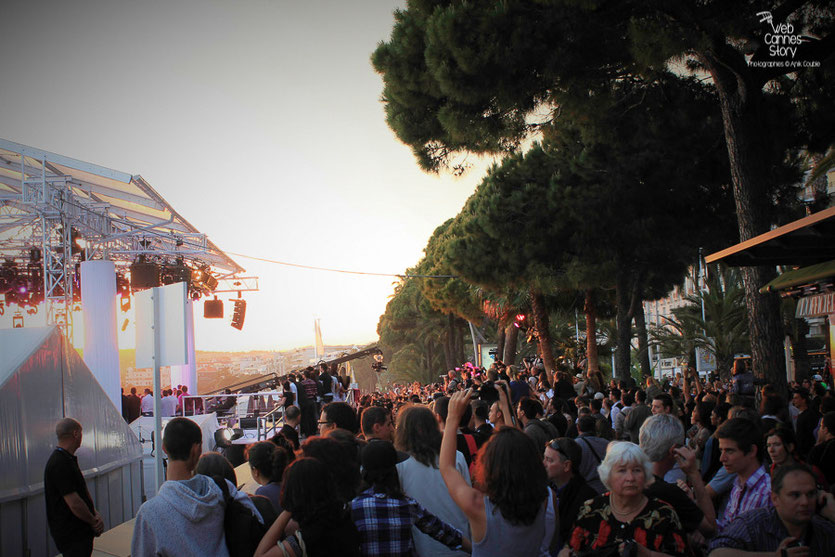 La foule des grands soirs, pour le concert de de Lady Gaga, au Grand Journal de Canal +  Festival de Cannes 2011 - Photo  © Anik Couble
