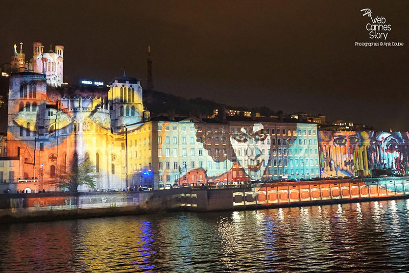 Bel hommage des lyonnais, aux victimes des attentats de Paris, à travers l'installation, "Regards" de Daniel Knipper -  Lyon -  8 décembre 2015 - Photo © Anik Couble