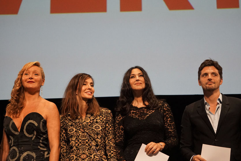 Anne Parillaud, entourée de  Julie Ferrier, Monica Bellucci et Raphaël Personnaz, sur scène, lors de la cérémonie d’ouverture du Festival Lumière 2018 - Lyon - Photo © Anik Couble