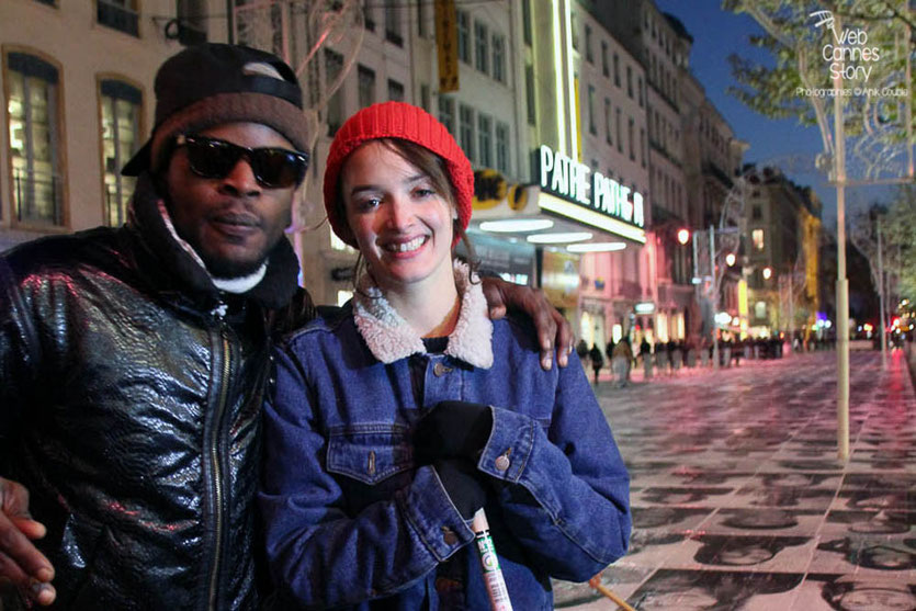 Charlotte Le Bon et un bénévole du projet "Inside Out" de l'Artiste JR - Lyon  Déc 2013 - Photo © Anik COUBLE