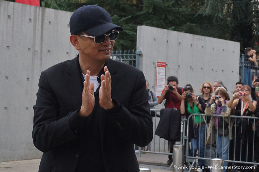 Wong Kar-wai, applaudissant son équipe technique, lors du tournage du remake de la Sortie des Usines Lumière - Festival Lumière 2017 -  Lyon - Photo © Anik Couble