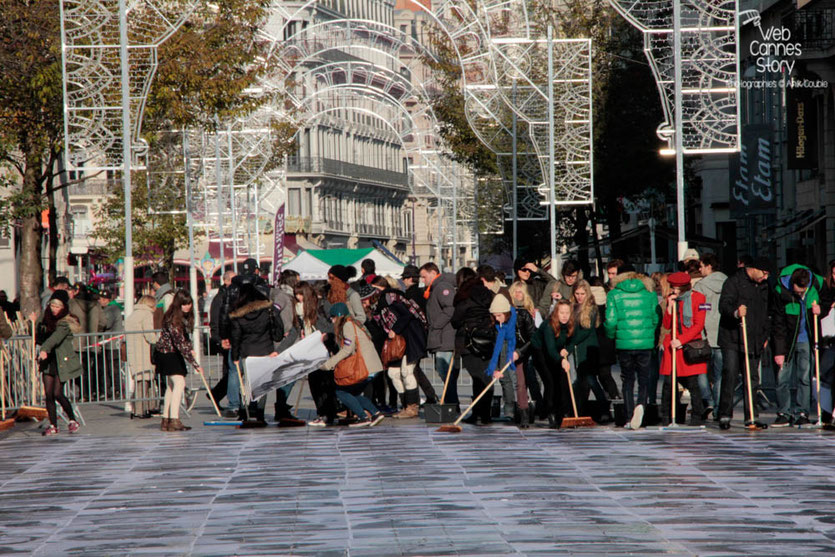 Installation artistique "Inside Out" de l'Artiste JR, menée par Charlotte Le Bon -  Lyon - Déc 2013 - Photo © Anik COUBLE