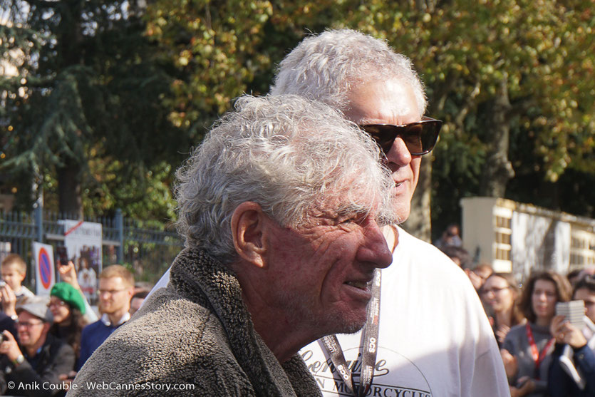 Christopher Doyle, le délirant chef opérateur de WKW, entouré de l'équipe technique de l'institut Lumière, lors du tournage du remake de la Sortie des Usines Lumière - Festival Lumière 2017 - Lyon - Photo © Anik Couble