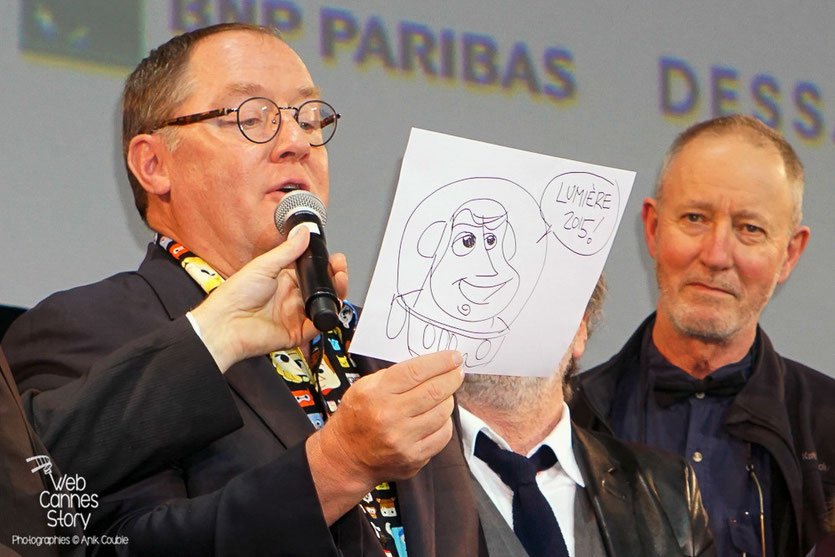 John Lasseter (son dessin de buzz l'éclair à la main) et Rolf De Heer, lors de la cérémonie d'ouverture du Festival Lumière 2015 - Lyon - Photo © Anik COUBLE