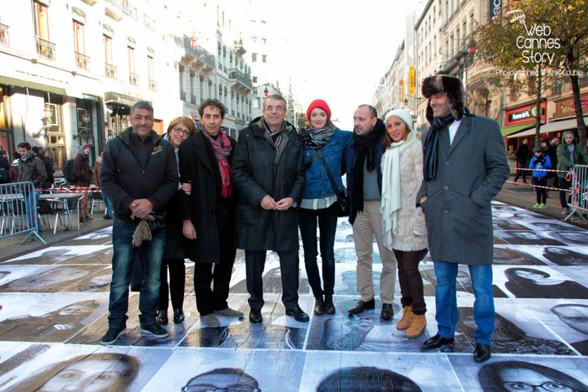 Charlotte Le Bon et Jean-Jack Queyranne, entourés des marcheurs de 1983,Toumi Djaïdja, Arbi Rezguin, Farid L'Haoua ainsi que d'Ali Kismoun et Farida Boudaoud, lors de l'inauguration du projet "Inside Out" de l'Artiste JR - Lyon  2013 - Photo © Anik COUBLE