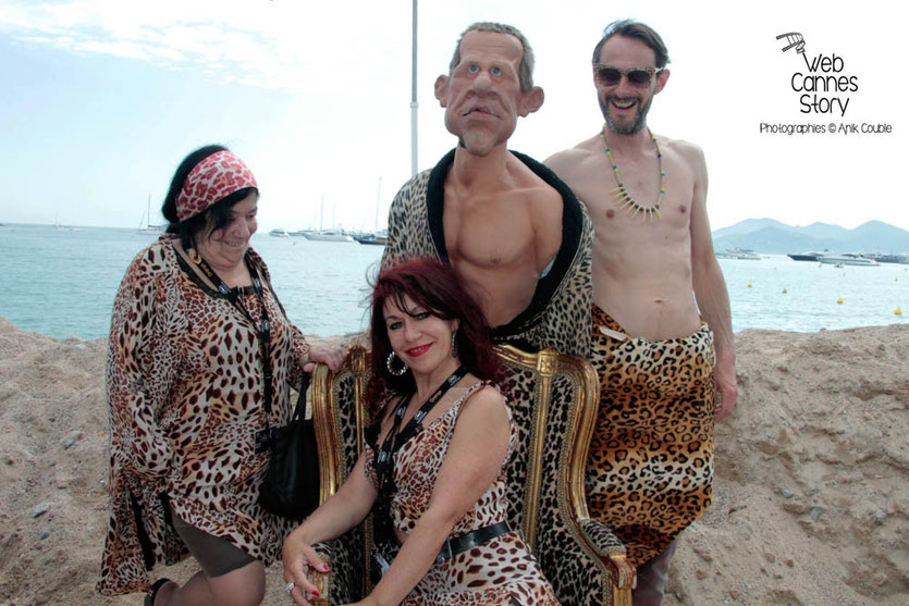 Esmeralda et Pascaline, les femmes panthères avec Laurent, et la marionnette de PPDA - Coulisses des Guignols de l'info - Festival de Cannes 2012  © Anik COUBLE