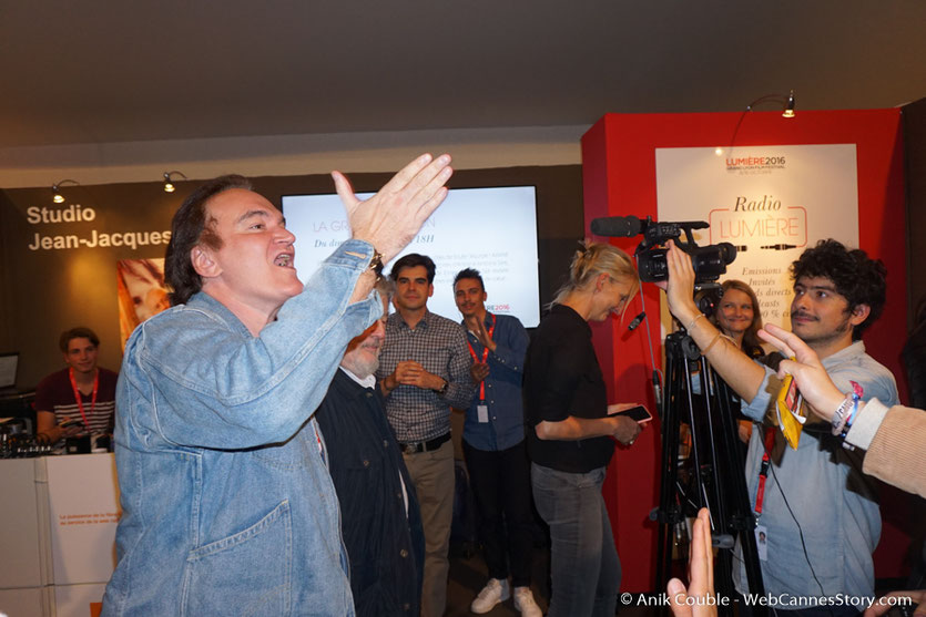 Quentin Tarantino, saluant le public,  à la sortie de "La Grande Emission"  de Radio Lumière - Festival Lumière 2016 - Lyon - Photo © Anik Couble       