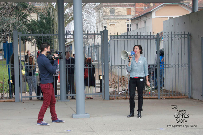 Tournage du remake de " Sortie d'Usine " à l' Institut Lumière, pour célébrer les 120 ans du Cinéma, porte-voix de rigueur,  pour diriger les 3 000 lyonnais qui ont répondu présents - Lyon - 19 mars 2015 - Photo © Anik COUBLE