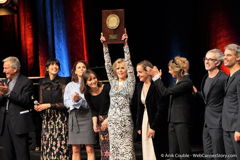 Jane Fonda, entourée des nombreuses personnalités, qui lui ont rendu hommage, lors de la Cérémonie de Remise du Prix Lumière - Festival Lumière 2018 - Lyon - Photo © Anik Couble