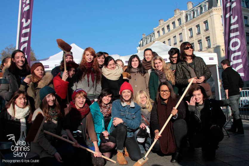 Charlotte Lebon, entourée des participants du projet "Inside Out" de l'Artiste JR -  Lyon Déc 2013 - Photo © Anik COUBLE