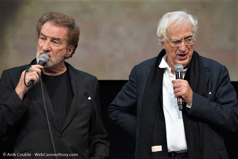 Eddy Mitchell en compagnie de  Bertrand Tavernier, sur scène, lors de l'hommage qui lui a été rendu, pendant la cérémonie d'ouverture du  Festival Lumière 2017 - Lyon - Photo © Anik Couble