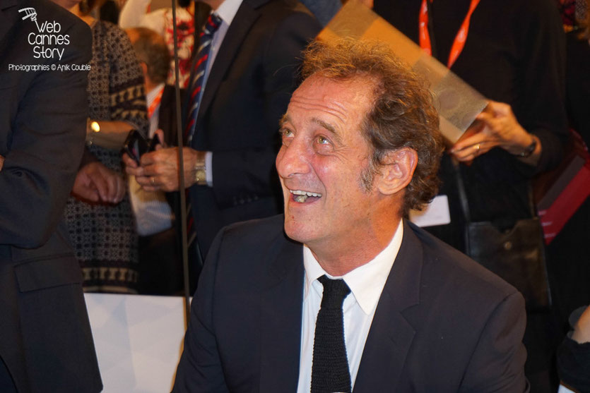 Vincent Lindon, étonné et amusé lors de la prestation surprise de Daniel Auteuil, lors du diner d'ouverture du Festival Lumière 2015 - Lyon - Photo © Anik COUBLE