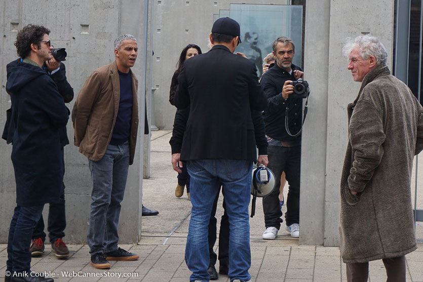 Sami Bouajila ouvrant les grilles de l’Institut Lumière pour laisser sortir Emmanuelle Devos et les invités, participant au tournage du remake de la Sortie des Usines Lumière, dirigé par Wong Kar-wai - Festival Lumière 2017 - Lyon - Photo © Anik Couble