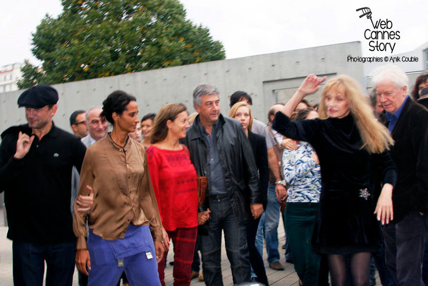 Remake de la sortie des usines Lumière avec Arielle Dombasle à droite - Festival Lumière - Lyon - Octobre 2013 - Photo © Anik COUBLE