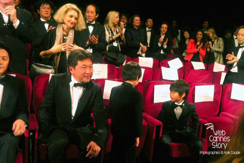Le réalisateur, Kore-Eda Hirokazu, du film japonais "Tel père, tel fils" et ses petits acteurs - Festival de Cannes 2013 - Photo © Anik COUBLE
