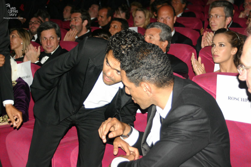 Jamel Debbouze et Roschdy Zem, lors de la projection du film "Hors la loi"  de Rachid Bouchareb - Festival de Cannes 2010 - Photo © Anik Couble 