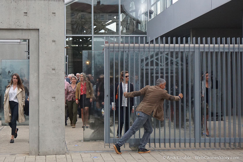 Sami Bouajila ouvrant les grilles de l’Institut Lumière pour laisser sortir Emmanuelle Devos et les invités, participant au tournage du remake de la Sortie des Usines Lumière, dirigé par Wong Kar-wai - Festival Lumière 2017 - Lyon - Photo © Anik Couble