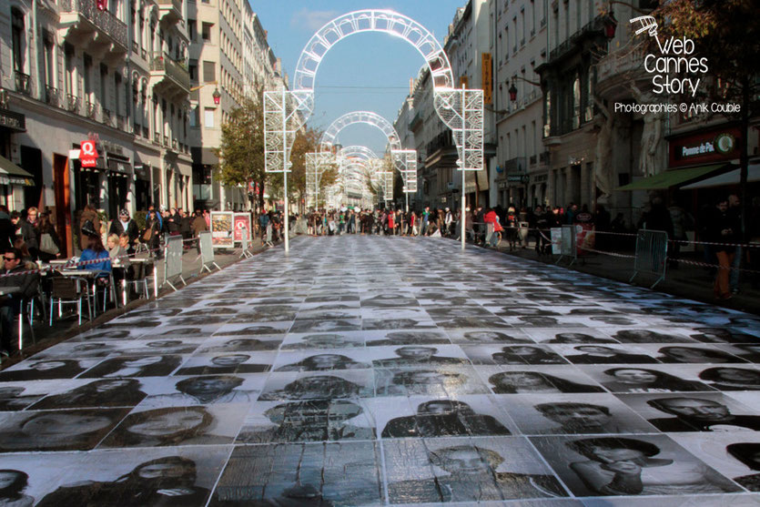 Installation artistique "Inside Out" de l'Artiste JR, menée par Charlotte Le Bon -  Lyon - Déc 2013 - Photo © Anik COUBLE