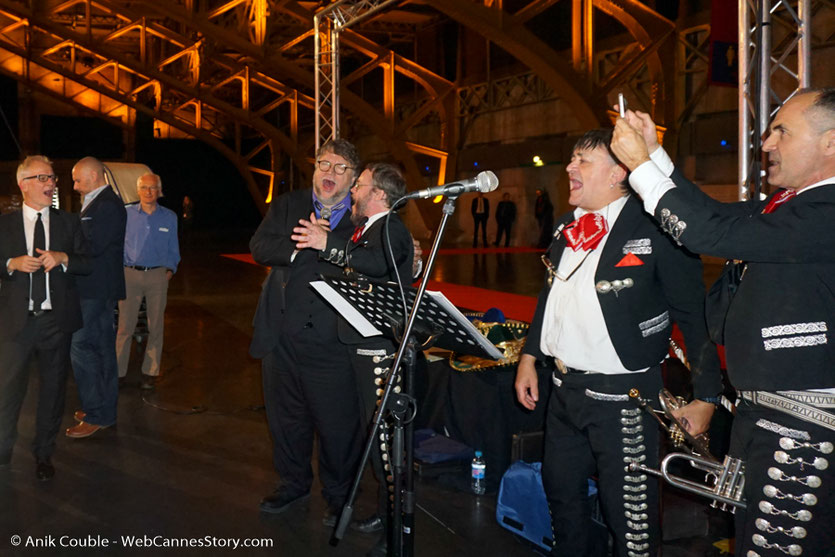 Guillermo del Toro, chantant avec un groupe de Mariachis, lors du dîner d'ouverture du Festival Lumière 2017, à Lyon - Photo © Anik Couble