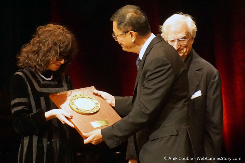 Isabelle Adjani, remet à Wong Kar-wai, son Prix Lumière, lors de la cérémonie de remise du Prix Lumière à Wong Kar-wai - Festival Lumière 2017 - Lyon  - Photo © Anik Couble 