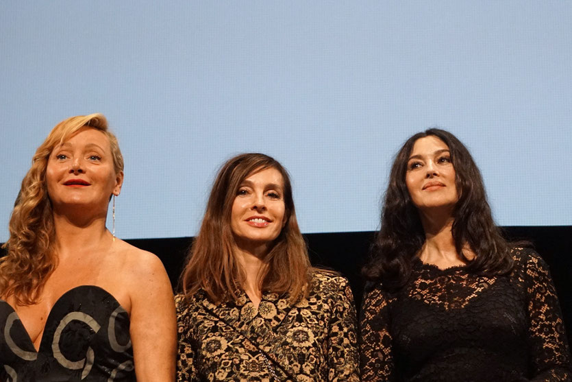 Anne Parillaud, entourée de Monica Bellucci et Julie Ferrier, sur scène, lors de la cérémonie d’ouverture du Festival Lumière 2018 - Lyon - Photo © Anik Couble