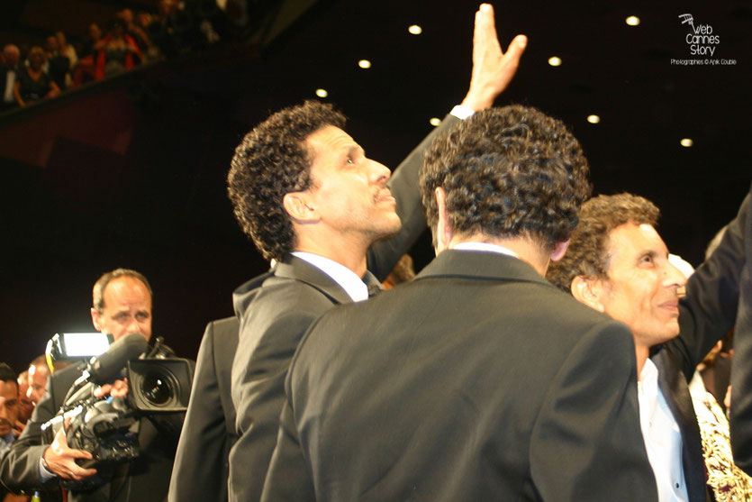 Sami Bouajila et Rachid Bouchareb, lors de la projection de son film "Hors la loi" - Festival de Cannes 2010 - Photo © Anik Couble