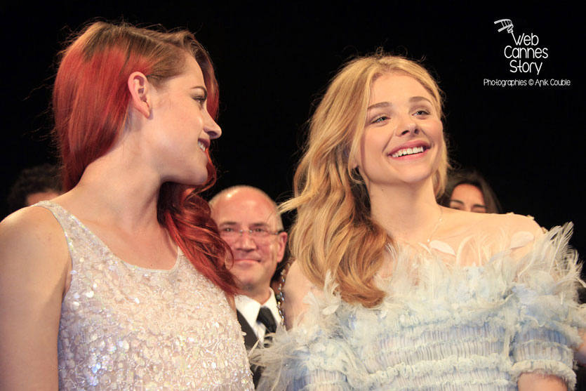 Kristen Stewart et Chloë Moretz, lors de la présentation du film «Sils Maria» d’Olivier Assayas - Festival de Cannes 2014 - Photo © Anik COUBLE