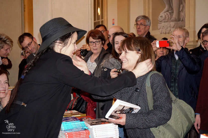 Echange très chaleureux entre Amélie Nothomb et une des ses lectrices - Quais du Polar 2016 - Lyon - Photo © Anik Couble