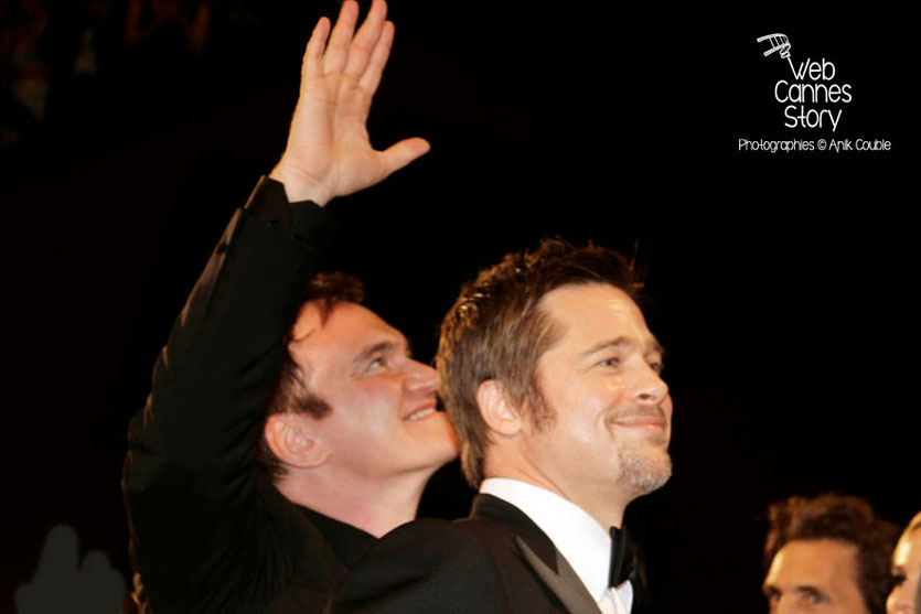 Quentin Tarantino et Brad Pitt, lors de la projection du film "Inglorious Basterds" - Festival de Cannes - 2009 - Photo © Anik COUBLE