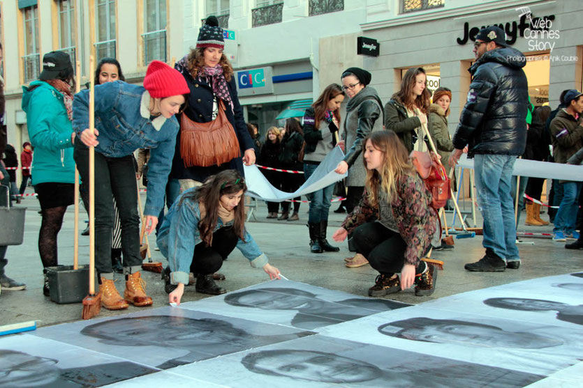 Charlotte Le Bon, en plein travail, entourée des participants du projet "Inside Out" de l'Artiste JR - Lyon  Déc 2013 - Photo © Anik COUBLE