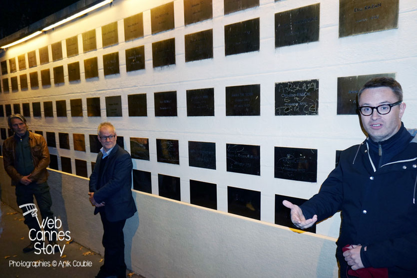 Nicolas Winding Refn, devant la plaque à son nom, qui a été posée sur le mur des réalisateurs - Festival Lumière 2015 - Lyon - Photo © Anik COUBLE