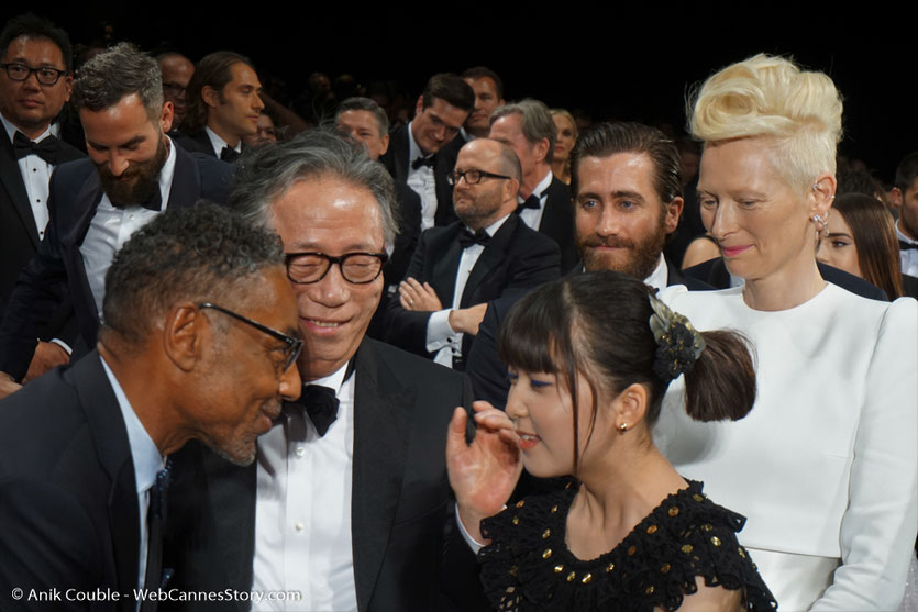 Tilda Swinton, entourée de Jake Gyllenhaal et Seo-Hyun Ahn, lors de la projection du film Okja de Bong Joon Ho - Festival de Cannes 2017 - Photo © Anik Couble