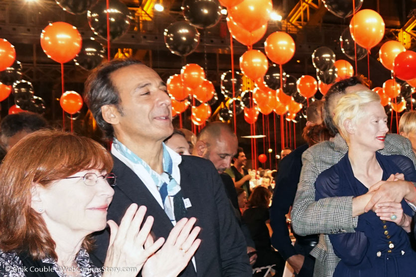 Alexandre Desplat, Tilda Swinton et son compagnon Sandro Kopp, écoutant Guillermo del Toro, chantant avec un groupe de Mariachis, lors du dîner d'ouverture du Festival Lumière 2017, à Lyon - Photo © Anik Couble