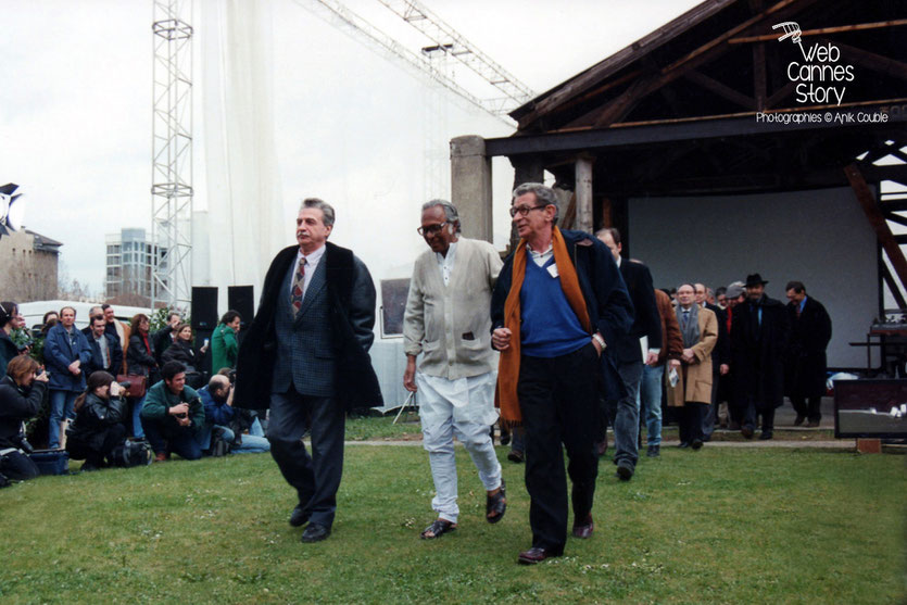 Remake de "Sortie d'usine", avec au premier plan, Paul Vecchiali, Mrinal Sen et Youssef Chahine, lors du centenaire du Cinéma, organisé par l' Institut Lumière à Lyon, le 19 mars 1995 - © Anik COUBLE