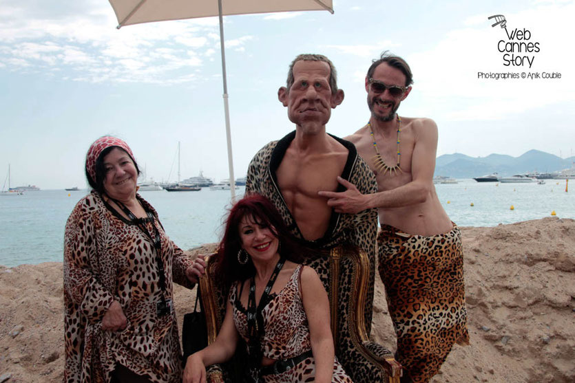 Esmeralda et Pascaline, les femmes panthères avec Laurent, et la marionnette de PPDA - Coulisses des Guignols de l'info - Festival de Cannes 2012  © Anik COUBLE