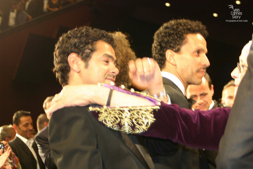 Jamel Debbouze et sa maman, lors de la projection du film "Hors la loi" de Rachid Bouchareb - Festival de Cannes 2010 - Photo © Anik Couble