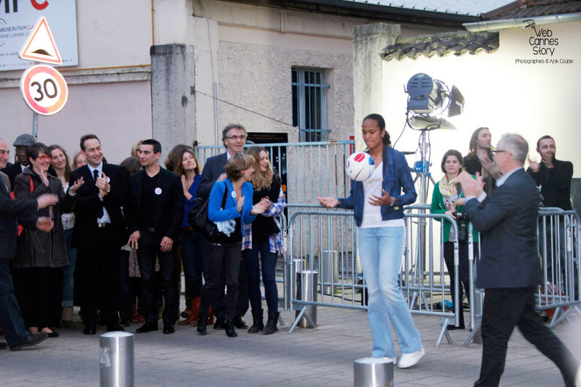Tournage du remake de " Sortie d'Usine " à l' Institut Lumière, pour célébrer les 120 ans du Cinéma, ici, Thierry Fremaux et la talentueuse footballeuse Wendie Renard, capitaine de l'équipe de France et de l'OL - Lyon - 19 mars 2015 - Photo © Anik COUBLE