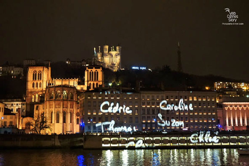 Bel hommage des lyonnais, aux victimes des attentats de Paris, à travers l'installation, "Regards" de Daniel Knipper -  Lyon -  8 décembre 2015 - Photo © Anik Couble