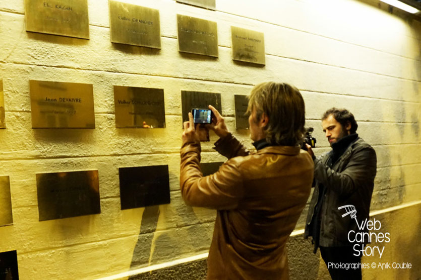 Mads Mikkelsen, devant le mur des réalisateurs, sur lequel a été posée la plaque de Nicolas Winding Refn - Festival Lumière 2015 - Lyon - Photo © Anik COUBLE