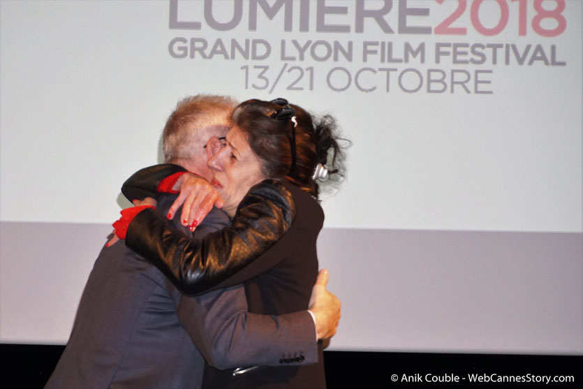 Biyouna, la très populaire actrice algérienne, très émue dans les bras de Thierry Frémaux, l’accueillant pour la présentation, du film  "Délice Paloma" de Nadir Moknèche, lors du Festival  Lumière 2018 - Lyon - Photo © Anik Couble