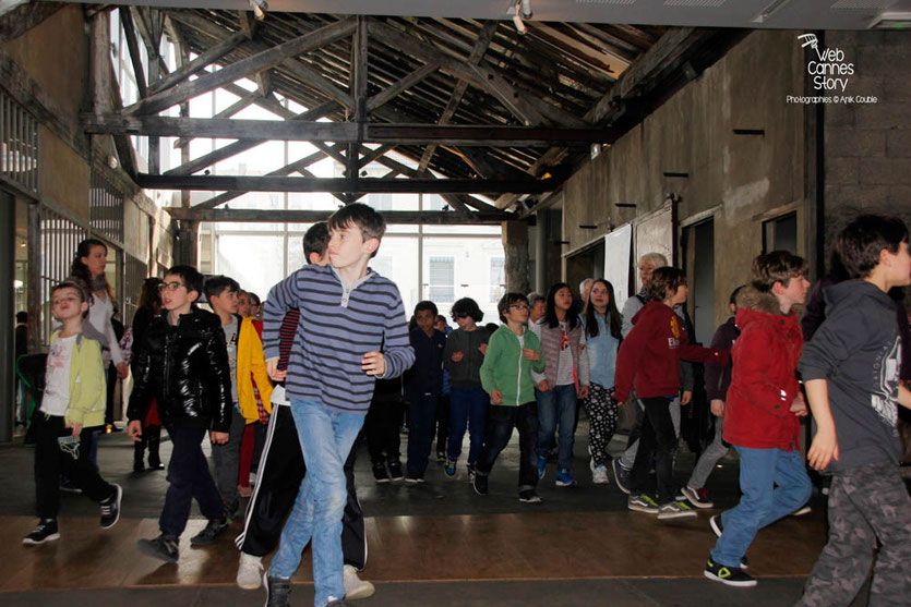 Tournage du remake de " Sortie d'Usine " à l' Institut Lumière, pour célébrer les 120 ans du Cinéma, ici, les scolaires lyonnais - Lyon - 19 mars 2015 - Photo © Anik COUBLE