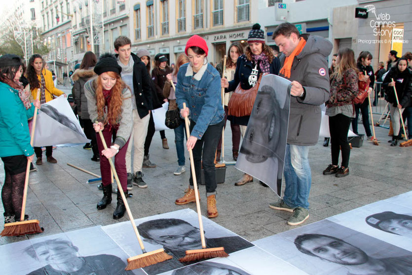 Charlotte Le Bon, en pleine action, entourée des participants du projet "Inside Out" de l'Artiste JR - Lyon  Déc 2013 - Photo © Anik COUBLE